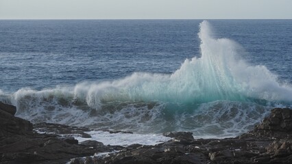 Obraz premium ocean and its power crashing against the cliffs
