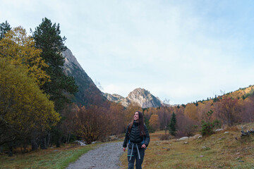 Fototapeta premium Trekking en el inicio del Parque Nacional de Aigüestortes, caminando por las pasarelas de madera.