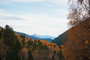 Paisajes otoñales del Parque Nacional de Aigüestortes i Estany de Sant Maurici, mostrando las dos...