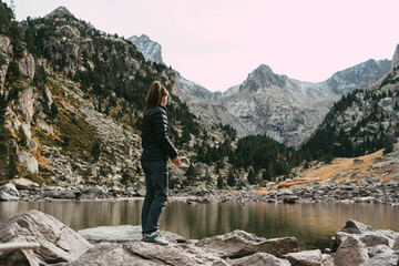 Trekking en el estanque (estany) antes de llegar al Pico Peguera, dentro del Parque Nacional de...