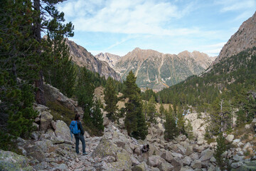 Fototapeta premium Trekking en el estanque (estany) antes de llegar al Pico Peguera, dentro del Parque Nacional de Aigüestortes i Estany de Sant Maurici.