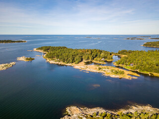 Obraz premium Aerial view of tranquil blue sea and small green islands in Finland — scenic coastal landscape from above, minimal and peaceful nature background for travel, environment, and design concepts