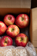 日本の産地直送箱入りリンゴ