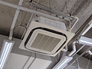 稼働中の業務用エアコン