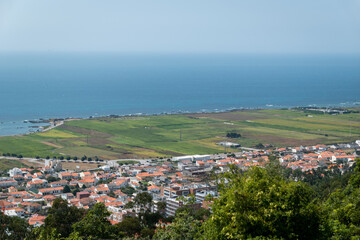 Naklejka premium Vista panorâmica da costa de Viana do Castelo em contraste entre o núcleo urbano litoral, os campos agrícolas e o vasto oceano atlântico em Portugal