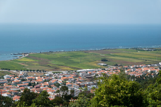 Vista panor&acirc;mica da costa de Viana do Castelo em contraste entre o n&uacute;cleo urbano litoral, os campos agr&iacute;colas e o vasto oceano atl&acirc;ntico em Portugal