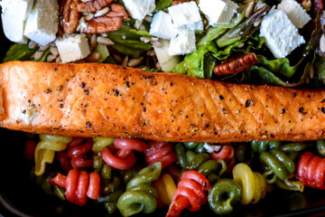 Salmon con pasta y ensalada mixta para llevar
