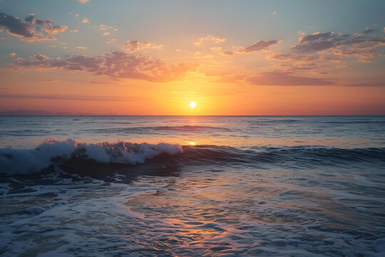 Tramonto sul mare con onde che si infrangono sulla riva, cielo dai toni caldi e atmosfera serena.