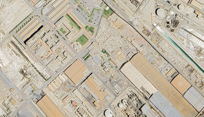 Obraz premium Industrial Horizon: Aerial View of Oil Refinery Near Doha, Qatar at Sunset
