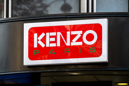 Paris, France - 3 novembre 2025: Enseigne et logo &agrave; l'entr&eacute;e d'une boutique Kenzo dans le quartier des Champs-Elys&eacute;es. Kenzo est une marque de luxe fran&ccedil;aise du groupe LVMH