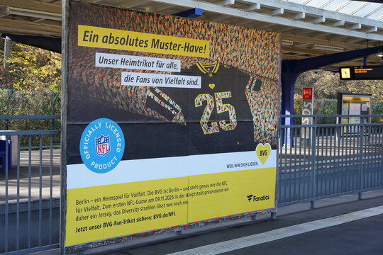 Werbung der BVG zum NFL-Spiel zwischen den Indianapolis Colts und den Atlanta Falcons am U-Bahnhof Olympiastadion in Berlin am 05.11.2025