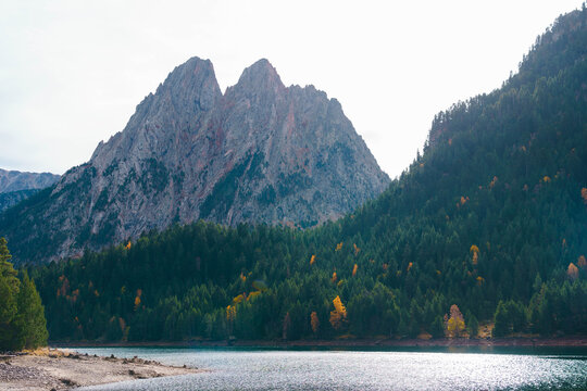 Paisajes oto&ntilde;ales del Parque Nacional de Aig&uuml;estortes i Estany de Sant Maurici, mostrando las dos monta&ntilde;as de la leyenda de Els Encantats (Encantats o Els Encantats, frente al lago de Sant Maurici).