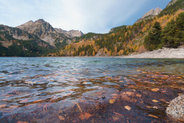 Fototapeta premium Paisajes otoñales del Parque Nacional de Aigüestortes i Estany de Sant Maurici, mostrando las dos montañas de la leyenda de Els Encantats (Encantats o Els Encantats, frente al lago de Sant Maurici).