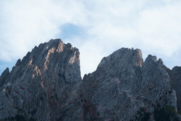 Paisajes otoñales del Parque Nacional de Aigüestortes i Estany de Sant Maurici, mostrando las dos montañas de la leyenda de Els Encantats (Encantats o Els Encantats, frente al lago de Sant Maurici).