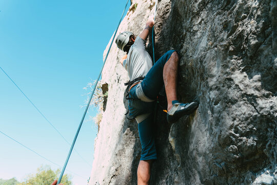 Chica escalando en Collegats, un espectacular desfiladero del Pirineo catal&aacute;n, conocido por sus paredes de roca, el r&iacute;o Noguera Pallaresa y sus paisajes verticales.