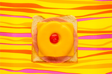 Toast Hawaii auf bunter glasplatte