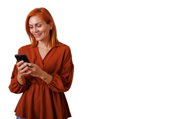 Naklejka premium Woman with red hair smiling and scrolling on smartphone, connecting on social media, enjoying technology, transparent background