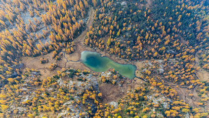 Foliage al lago Mufulè in Valmalenco in autunno