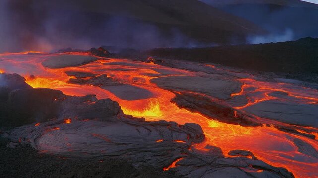 火山の火口から流れ出る溶岩の川