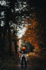 Obraz premium Man dressed in carved pumpkin for Halloween