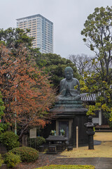 Obraz premium Beautiful large Buddha statue on lotus flower at Tennoji temple in Yanaka subsurb in Tokyo, Japan.