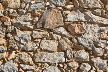 textura de una pared de piedras transmite rusticidad, solidez y conexi&oacute;n con la tierra. Es una superficie irregular, rica en matices visuales y t&aacute;ctiles, que evoca tradici&oacute;n, historia y naturaleza.