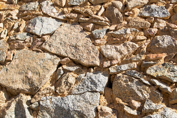 textura de una pared de piedras transmite rusticidad, solidez y conexión con la tierra. Es una superficie irregular, rica en matices visuales y táctiles, que evoca tradición, historia y naturaleza.