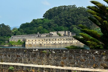 Le Ch&acirc;teau de La Palma sur l&rsquo;estuaire du Ferrol en Galice vu depuis le Ch&acirc;teau Saint Philippe 
