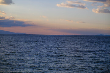 Obraz premium 幸せのパンケーキ 淡路島、美しい夕日の光に包まれたノスタルジックな風景、淡路島、日本