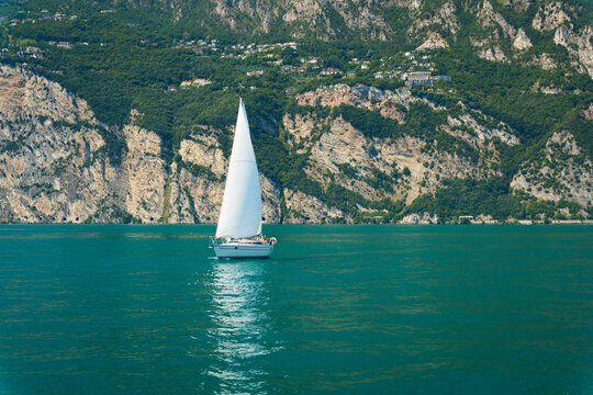 Segelboot auf dem Gardasee in Italien auf dem Weg von Limone sul Garda nach Malcesine