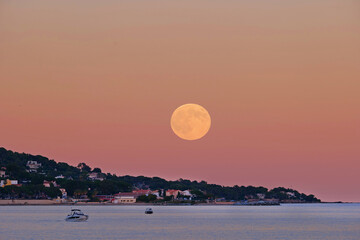 Pleine lune sur la mer