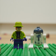 Naklejka premium Lego Riddler and R2-D2 Minifigures on a Green Baseplate