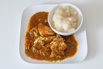 Placali avec sauce graine, sp&eacute;cialit&eacute; ivoirienne traditionnelle servie dans une assiette blanche. Sp&eacute;cialit&eacute; culinaire africaine. 