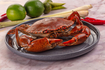 Gourmet steamed crab served lime