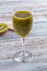Sweet detox green kiwi smoothie