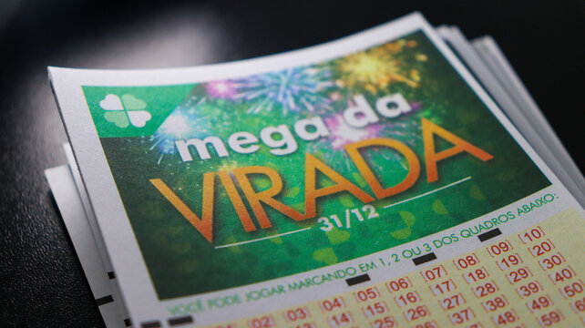 Close em bilhete da Mega da Virada, simbolizando aposta para o maior pr&ecirc;mio anual, repleto de expectativas. Po&aacute;, SP em 05 nov 2025