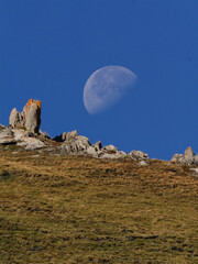 La Luna sobre crestas rocosas en alta montaña, Andorra, Pirineos, Europa