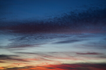 Obraz premium Evening sky with soft clouds and warm gradient tones during sunset creating abstract pattern