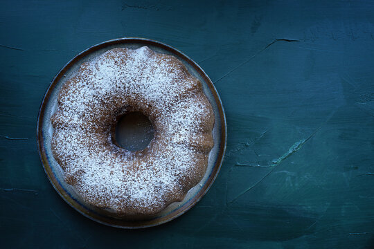 Delicious Pumpkin Spice Bundt Cake with Sprinkled Powdered Sugar