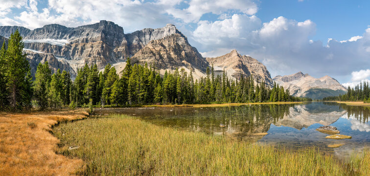 Bow Lake on the Icefields Parkway in autumn	