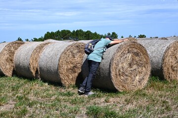 senderista descansando en un rollo de paja