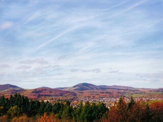 Ausblick auf eine dicht bewaldete Vulkanlandschaft