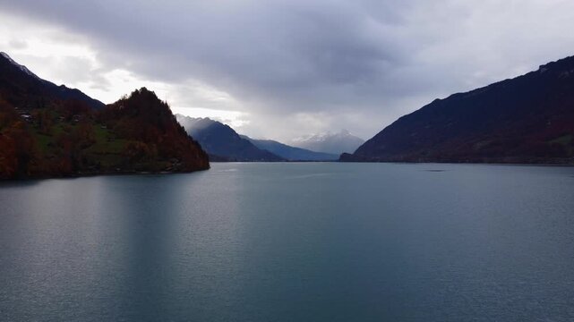 Paisaje de lago con dron hacia la monta&ntilde;a