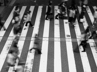 大阪梅田の横断歩道を渡る人々をスローシャッターで撮影