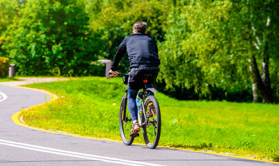 Obraz premium Cyclist ride on the bike path in the city Park 
