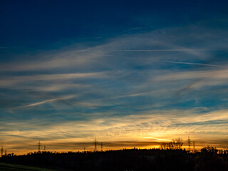 Hochspannungsmasten bei Sonnenuntergang