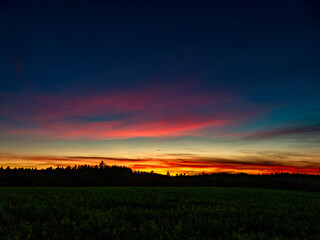 Blaue Stunde und bunter Nachthimmel nach Sonnenuntergang