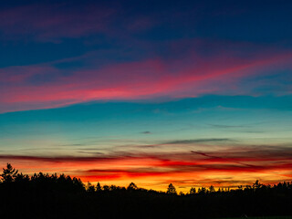 Blaue Stunde und bunter Nachthimmel nach Sonnenuntergang