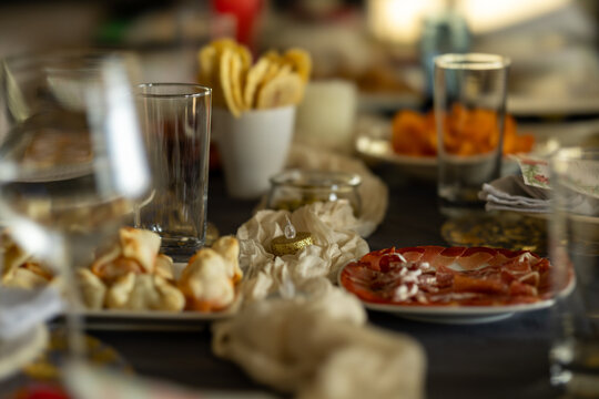 Mesa festiva de Navidad con diferentes aperitivos y decoraci&oacute;n c&aacute;lida. Imagen que transmite ambiente familiar, celebraci&oacute;n y momentos de convivencia.