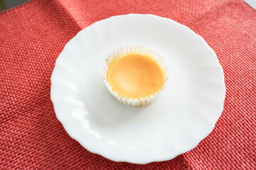 チーズの香り広がるしっとりスフレケーキ